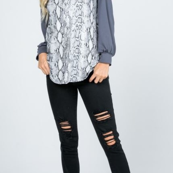 SNAKE PRINT CONTRAST KEY HOLE ACCENT TOP - Picture 4 of 4